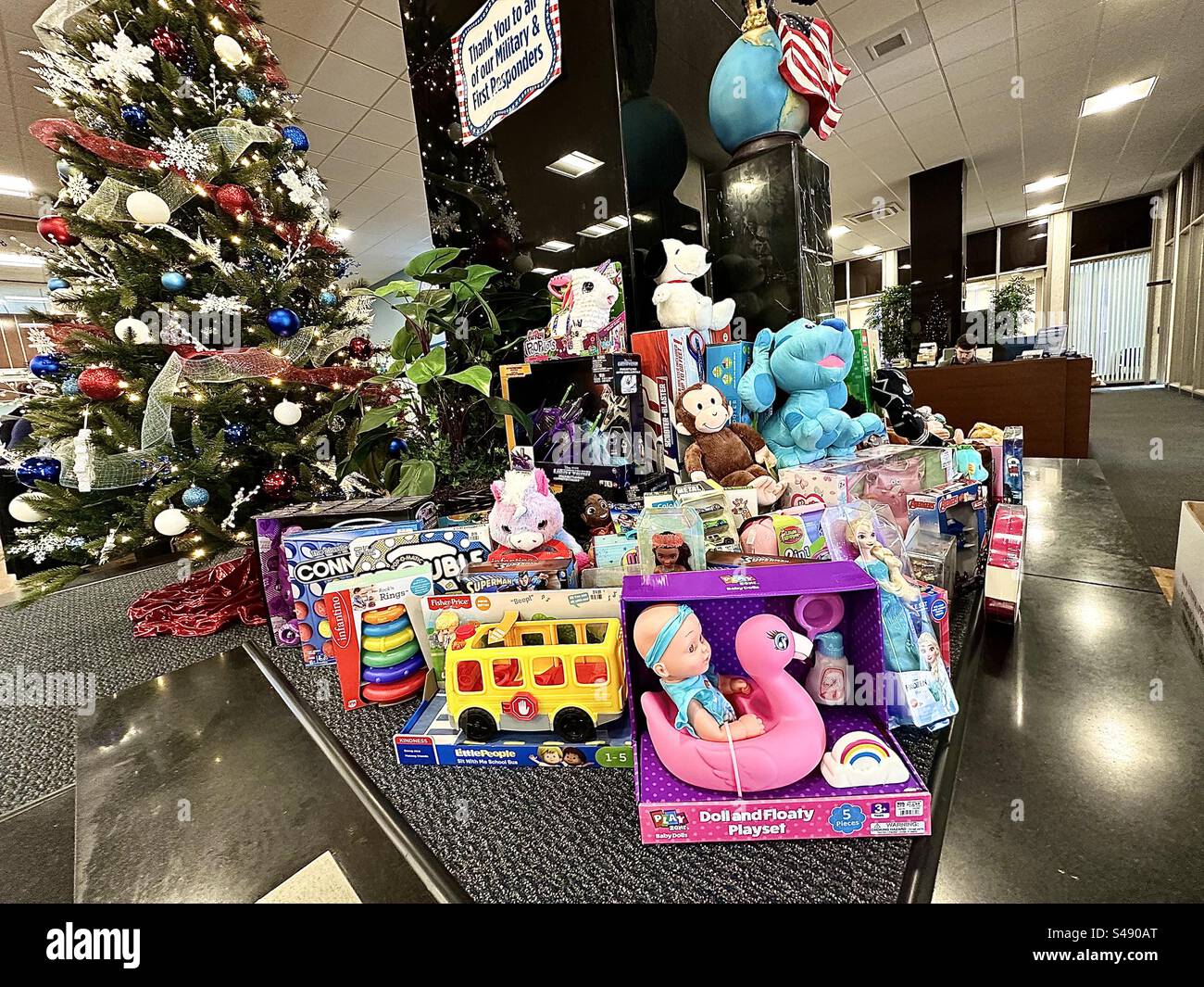 Toys for Tots begann 1947, als Diane Hendricks, die Ehefrau von Major Bill Hendricks vom U.S. Marine Corps Reserve, eine Puppe für ein bedürftiges Kind zu Weihnachten fertigte. Stockfoto