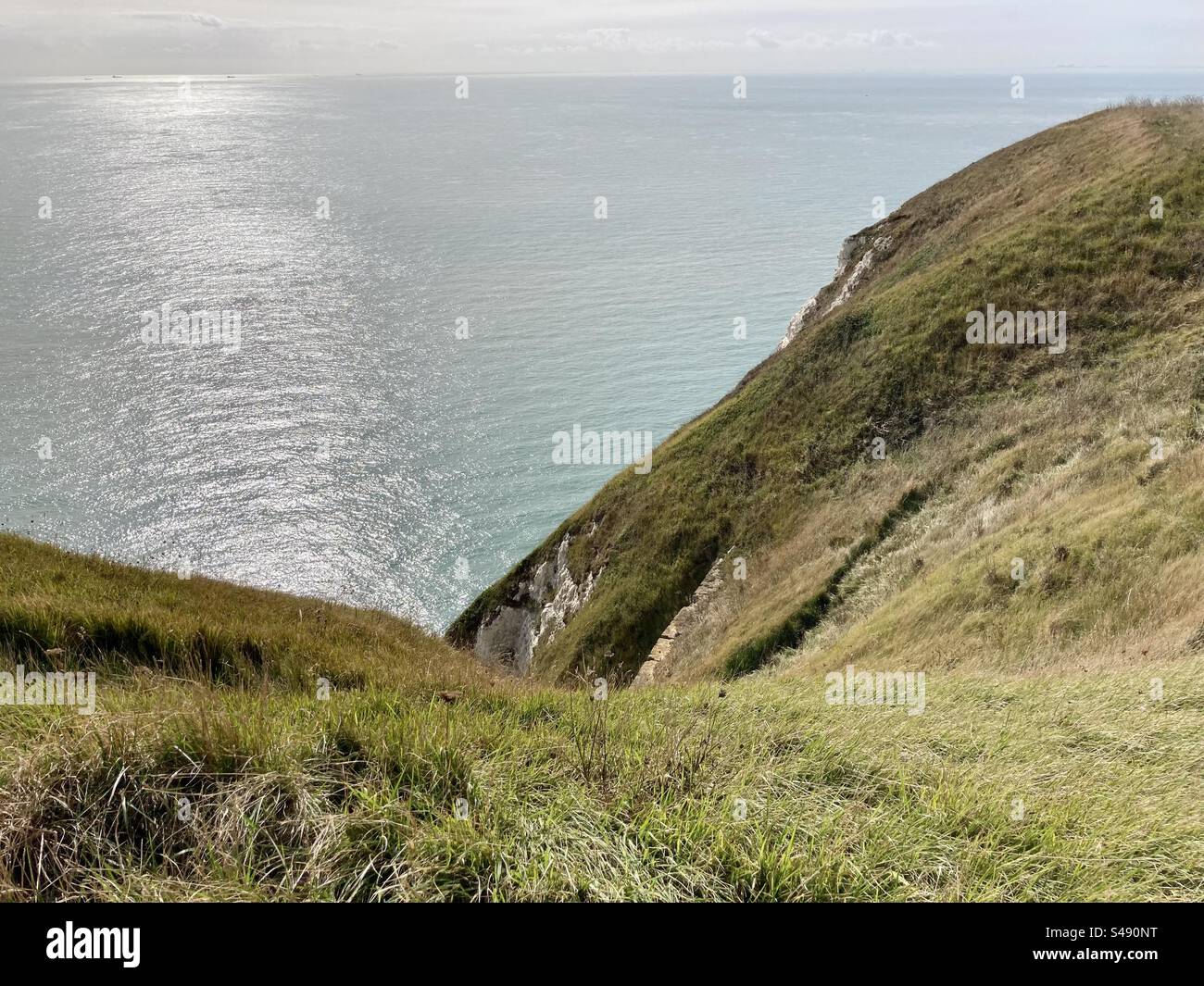 Blick auf das Meer von einer Klippe in Kent Stockfoto