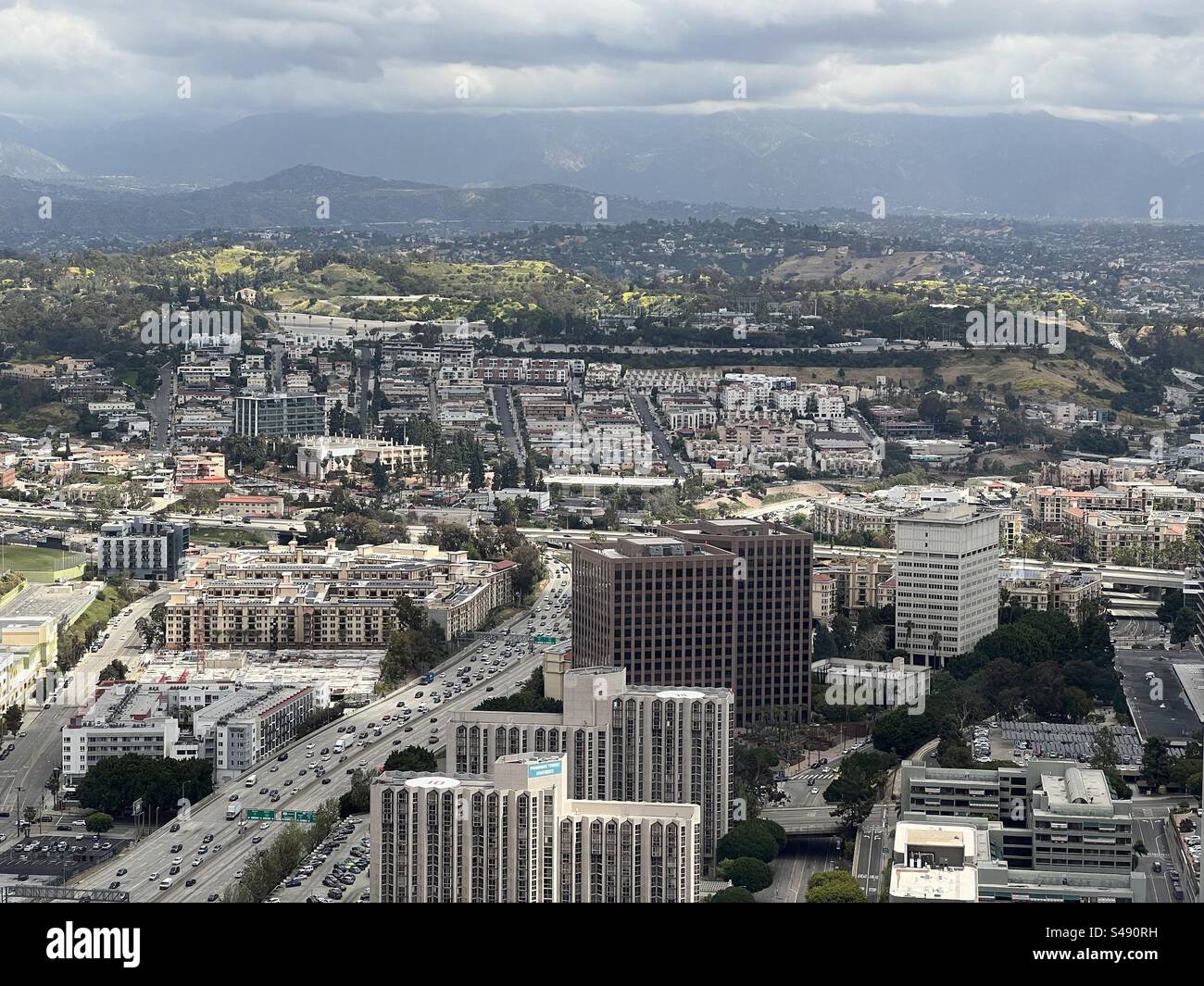LOS ANGELES, CA, MAI 2023: Blick auf China Town von einem hohen Gebäude in Downtown. Berge sichtbar unter Wolken in der Ferne Stockfoto