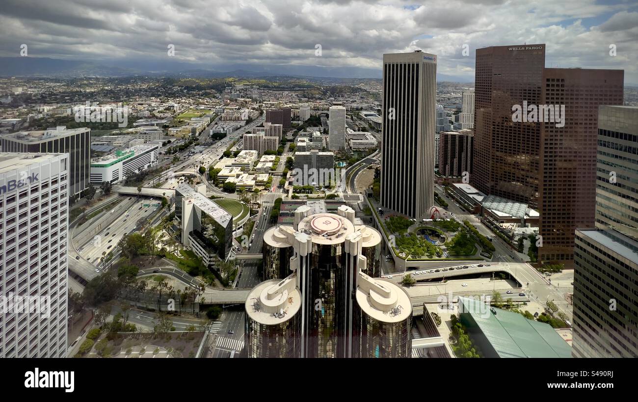 LOS ANGELES, CA, MAI 2023: Blick auf das Westin Bonaventure Hotel, auf verschiedene Wolkenkratzer in der Innenstadt. Berge in der Ferne sichtbar Stockfoto