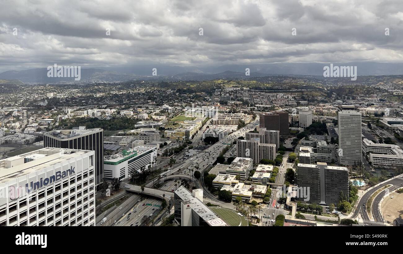 LOS ANGELES, CA, MAI 2023: Blick nach Norden vom hohen Gebäude in Downtown, über die Freeways 110 und 101 in Richtung ferne Berge. Bewölkter Himmel oben Stockfoto