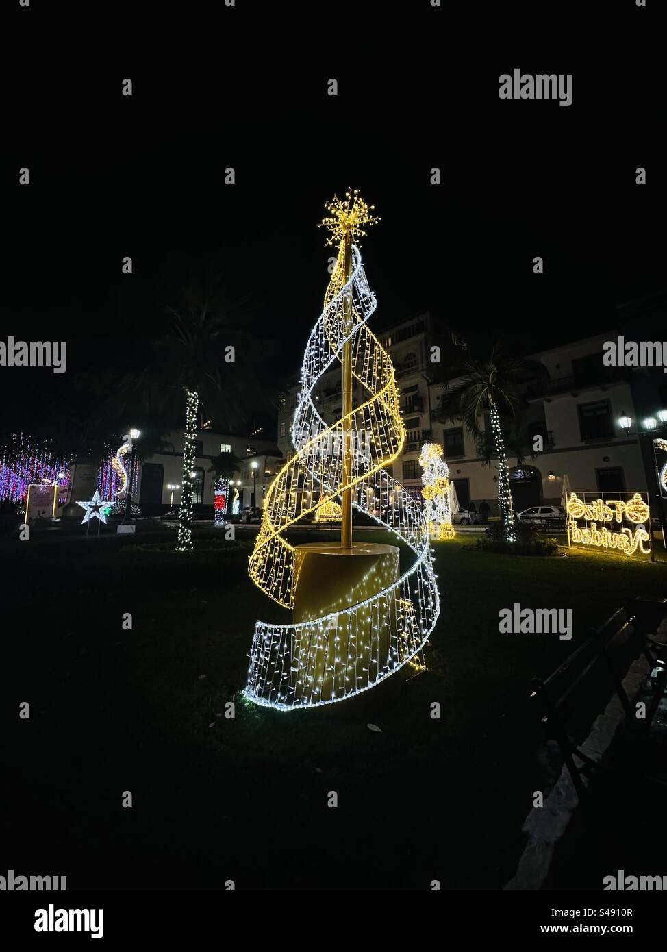 Weihnachtsbeleuchtung in Panama. Plaza Herrera in Casco Viejo, Panama-Stadt - Smartphone-aufgenommenes Stockfoto