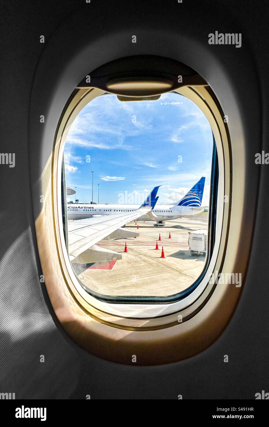 Copa Airlines Flugzeug aus dem Fenster eines anderen copa Airlines Flugzeugs am Flughafen Tocumen, Panama Stadt - Smartphone-aufgenommenes Stockfoto