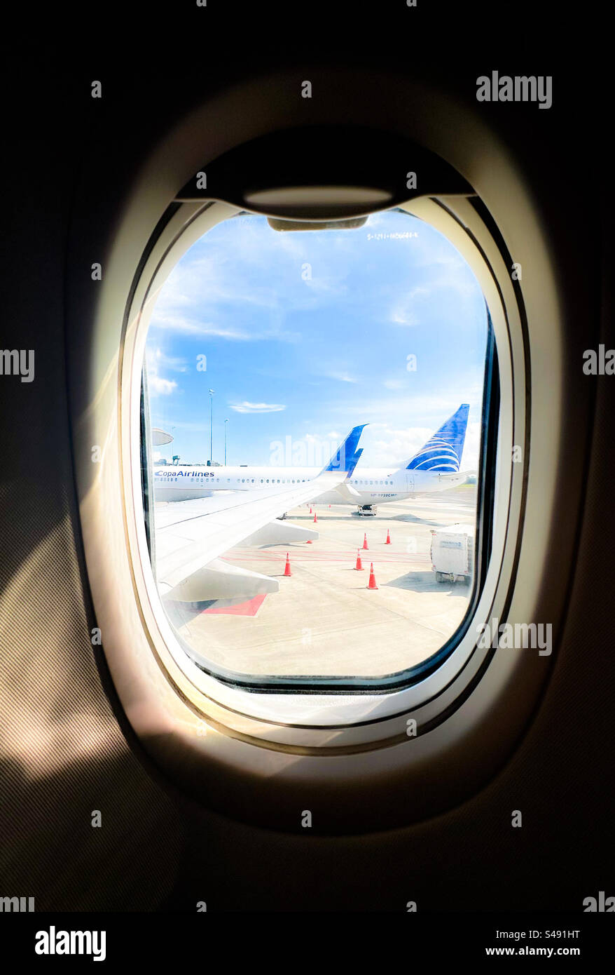Copa Airlines Flugzeug aus dem Fenster eines anderen copa Airlines Flugzeugs am Flughafen Tocumen, Panama Stadt - Smartphone-aufgenommenes Stockfoto