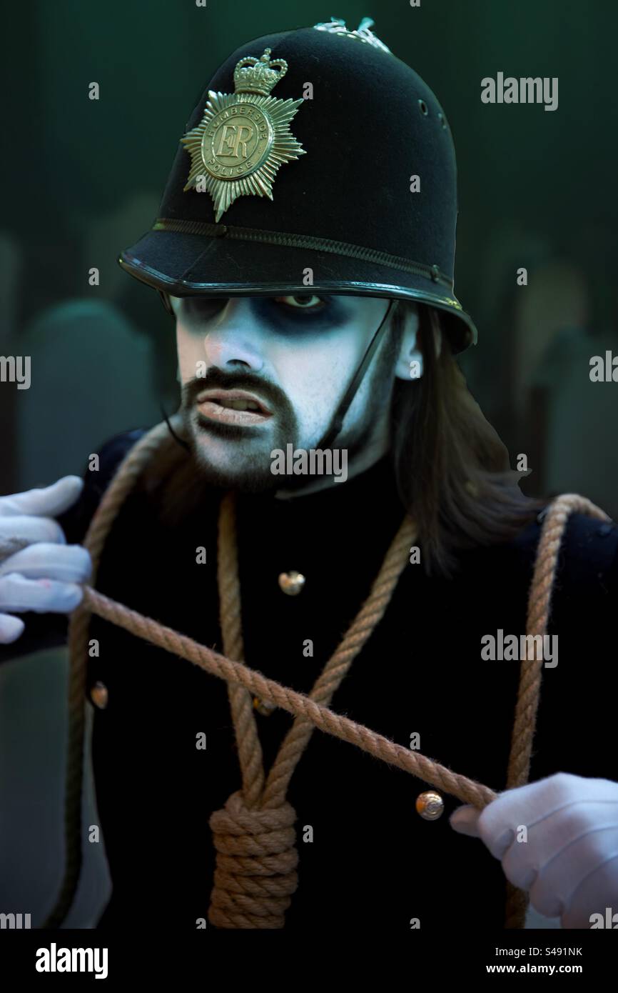 Gruseliger britischer Halloween-Polizist in einer gespenstischen Cosplay-Szene - Smartphone-aufgenommenes Stockfoto