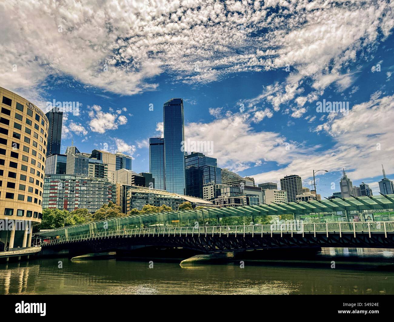 Die Spencer Street führt über den Yarra River zu Stadtgebäuden, Wolkenkratzern und der Skyline in Melbourne, Victoria, Australien. Stadtbild. Stockfoto