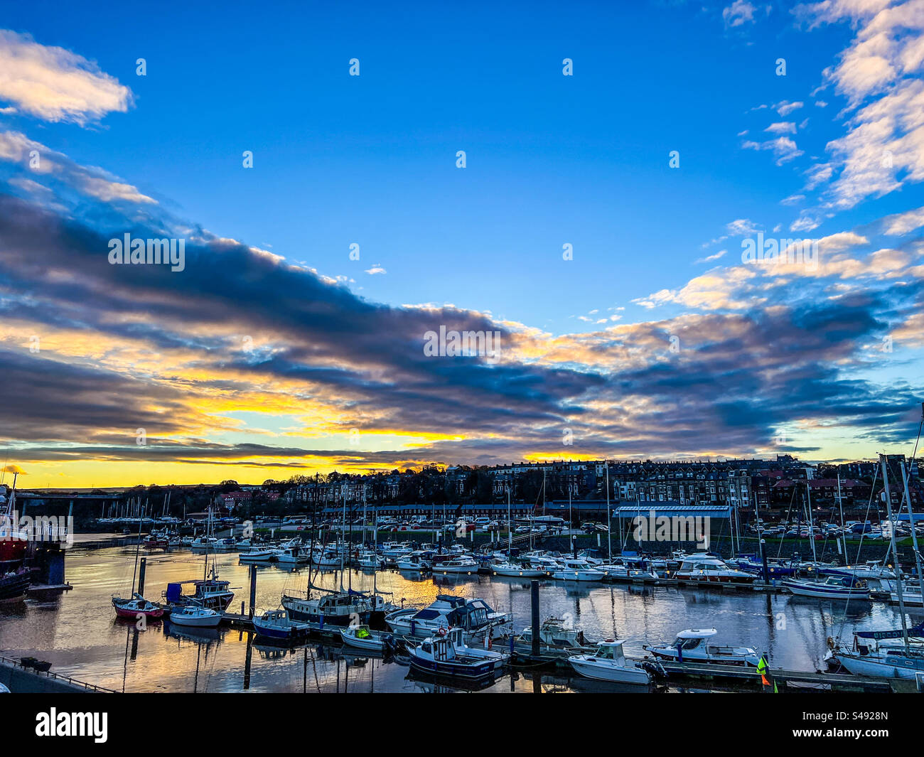 Boote und Segelschiffe auf dem Fluss esk in Whitby während Sonnenuntergang Stockfoto