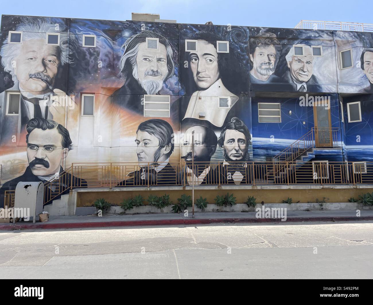 Das Wandgemälde Pantheism, Venice Canal Historic District, Los Angeles, Kalifornien, USA - Smartphone-aufgenommenes Stockfoto