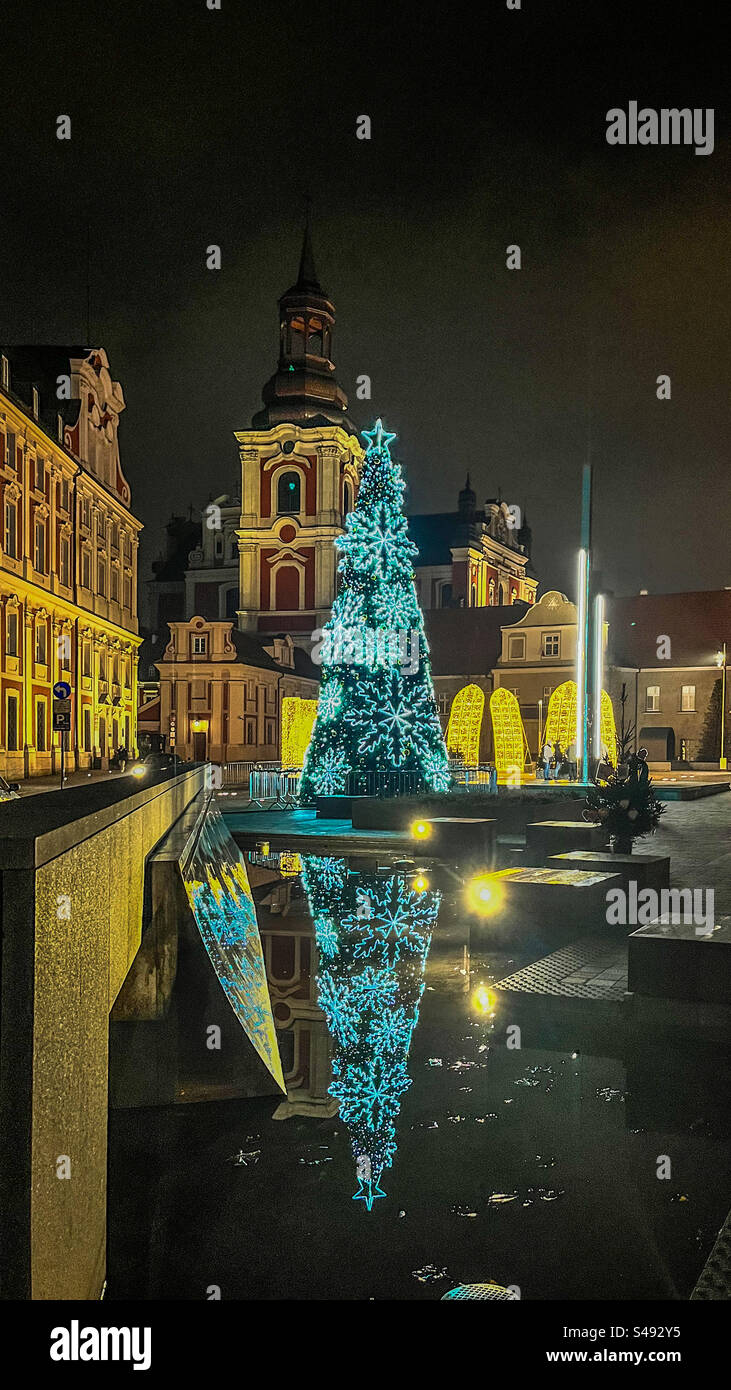 Der Weihnachtsbaum in der Reflexion - Smartphone-aufgenommenes Stockfoto