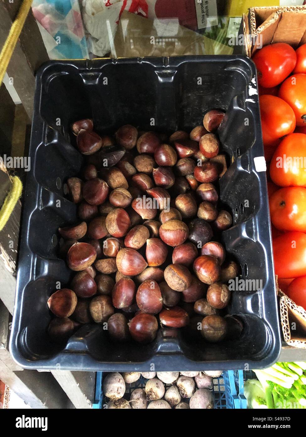 Süße Kastanien zum Verkauf im Supermarkt - Smartphone-aufgenommenes Stockfoto