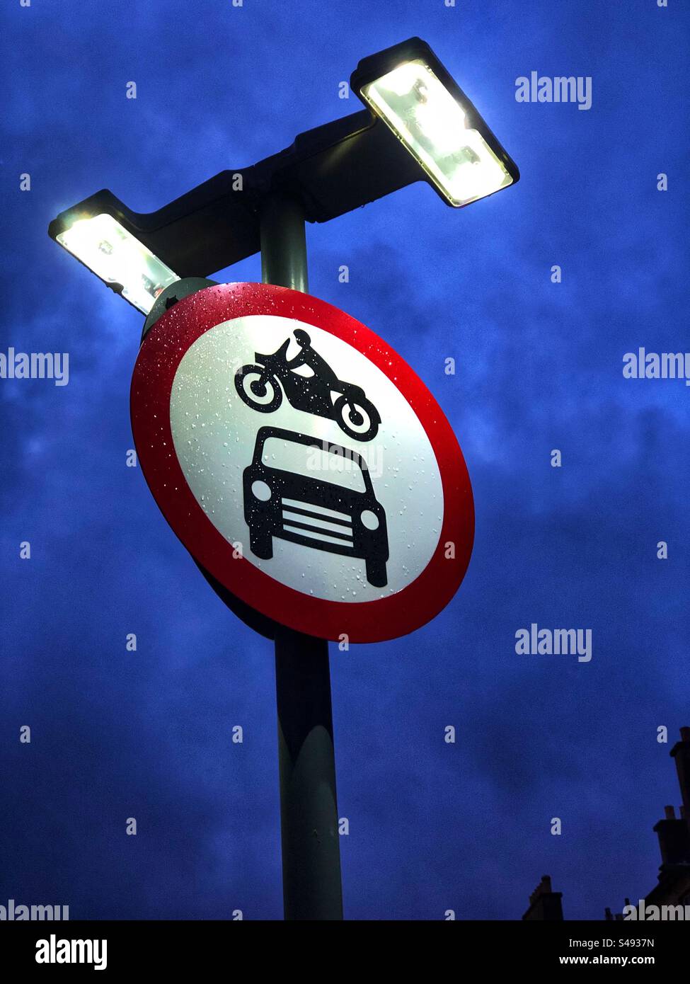 Verkehrsschild „UK No Motor Vehicles“ Stockfoto