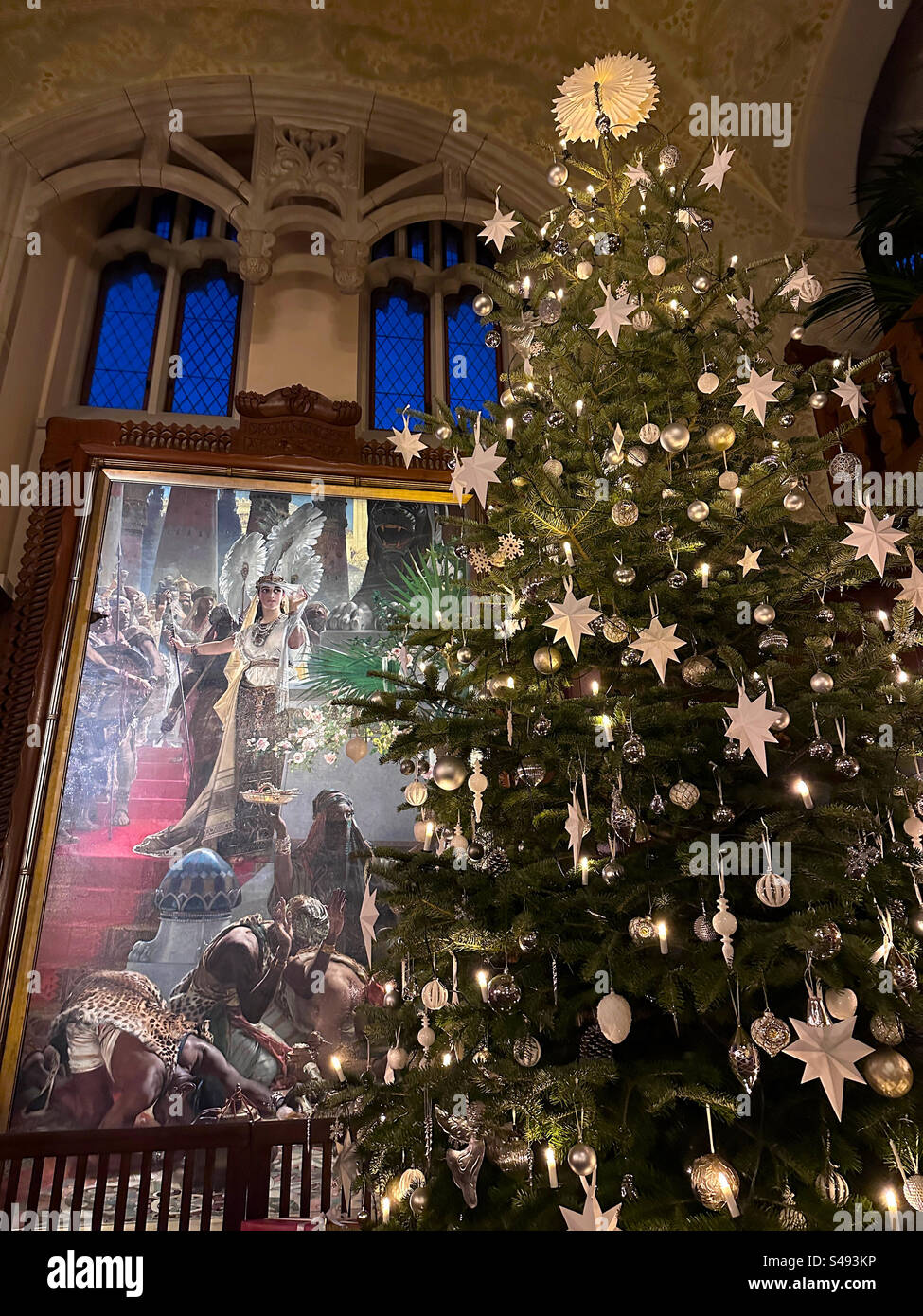Ein Weihnachtsbaum in Tjolöholms Slott, einem Schloss in Halland, Schweden. - Smartphone-aufgenommenes Stockfoto