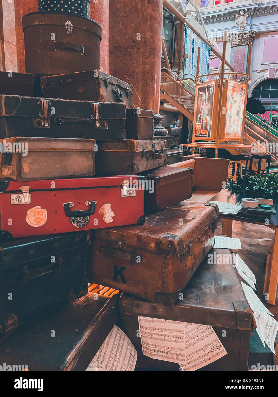 Vintage-Koffer-Display - Smartphone-aufgenommenes Stockfoto