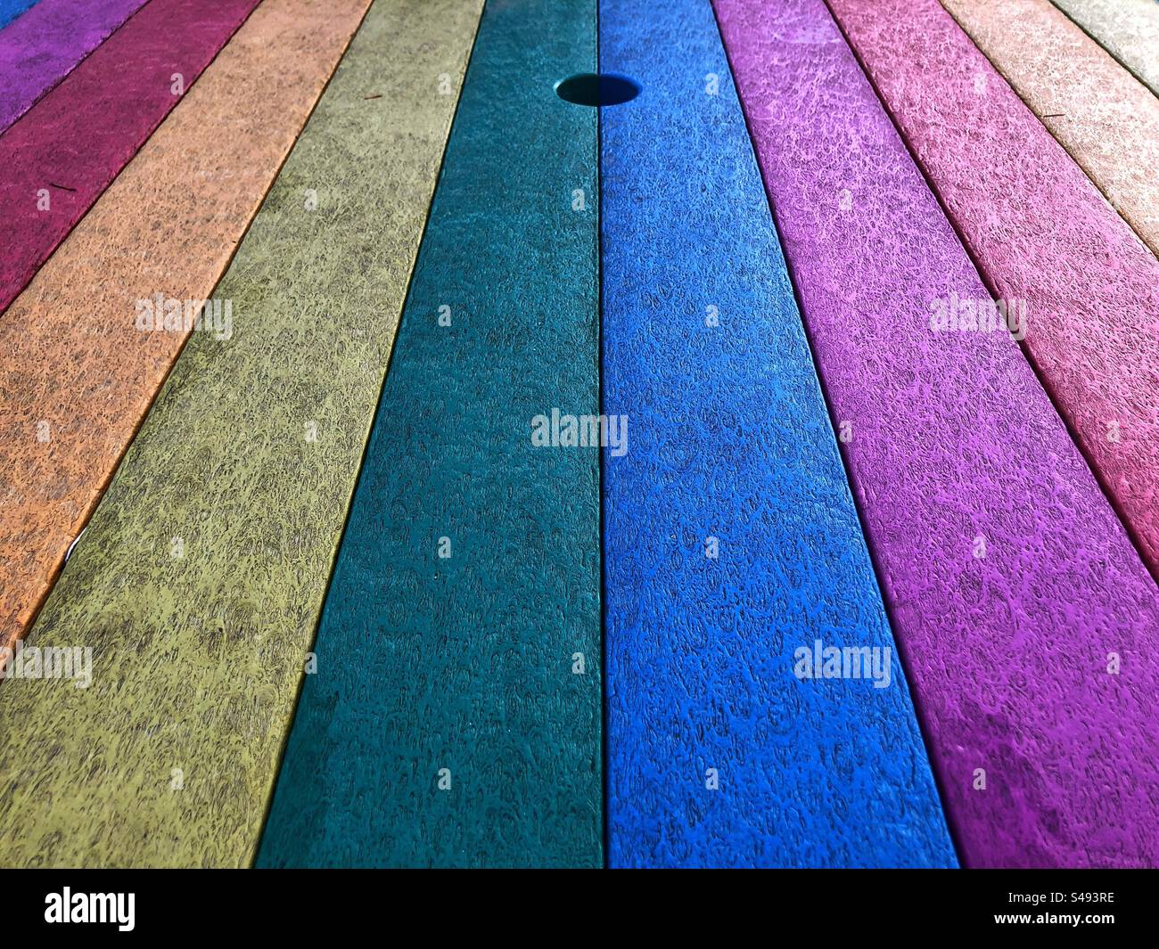 Tischplatte für den Außenbereich mit mehrfarbiger Oberfläche Stockfoto