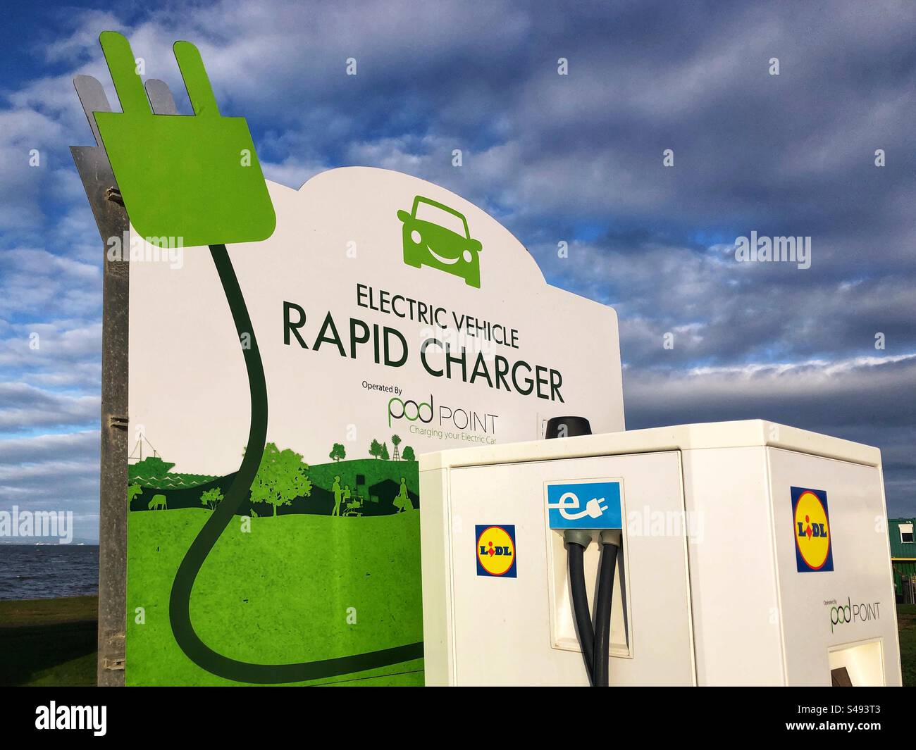 Öffentlicher Pod Point Schnellladepunkt für Elektrofahrzeuge - Smartphone-aufgenommenes Stockfoto