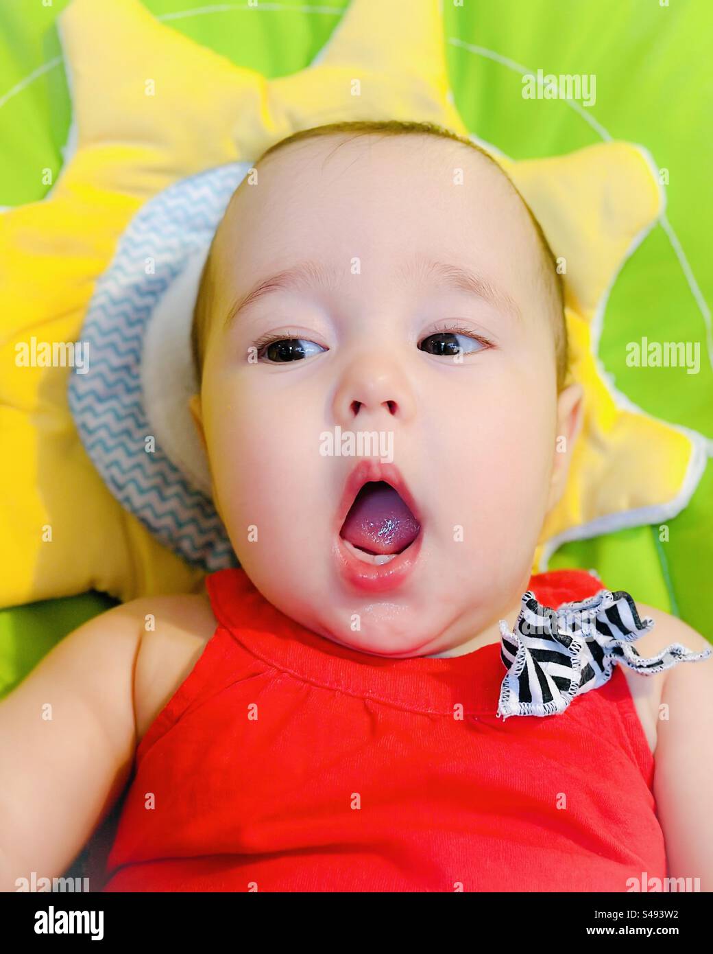 Babys untere Frontzähne. Das Mädchen mit offenem Mund zeigt ihre ersten zwei Zähne. Zahnen Stockfoto