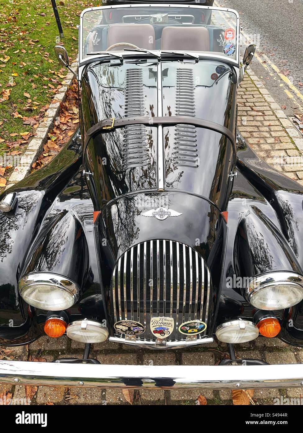 Broadway, Cotswolds, England, Großbritannien - November 2023: Nahaufnahme eines klassischen Morgan Cabriolet-Sportwagens - Smartphone-aufgenommenes Stockfoto