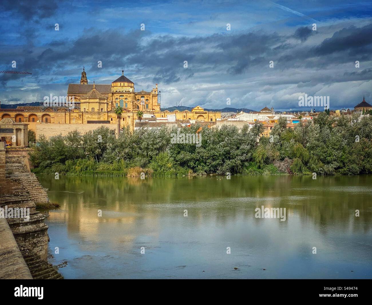 Blick auf die Moschee-Kathedrale, den Fluss Guadalquivir und die Altstadt von Córdoba, Spanien. Stockfoto