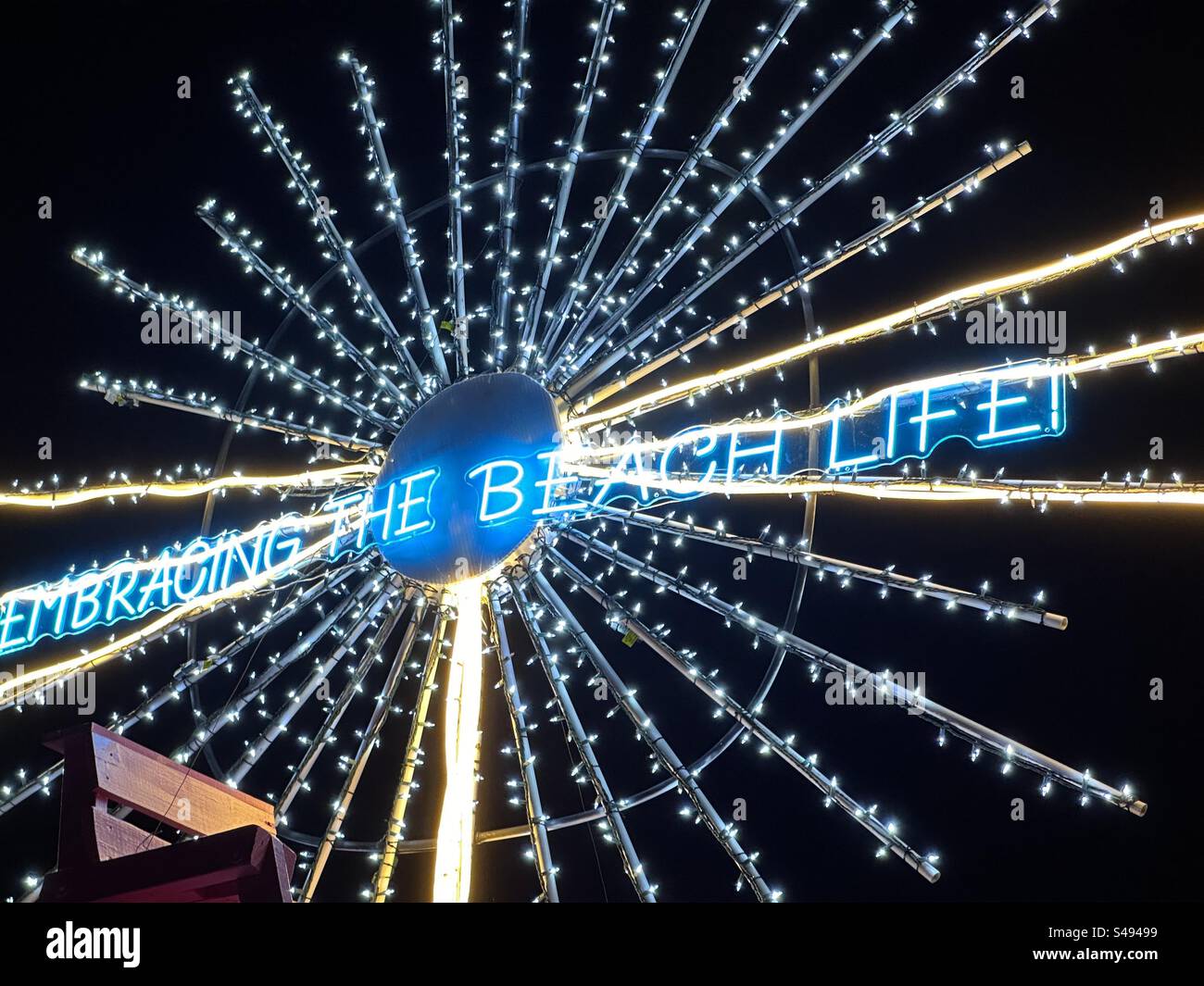 Embracing Beach Life: Christmas Lights at Deck the Stühle, eine jährliche Veranstaltung in Jacksonville Beach, Florida, USA Stockfoto