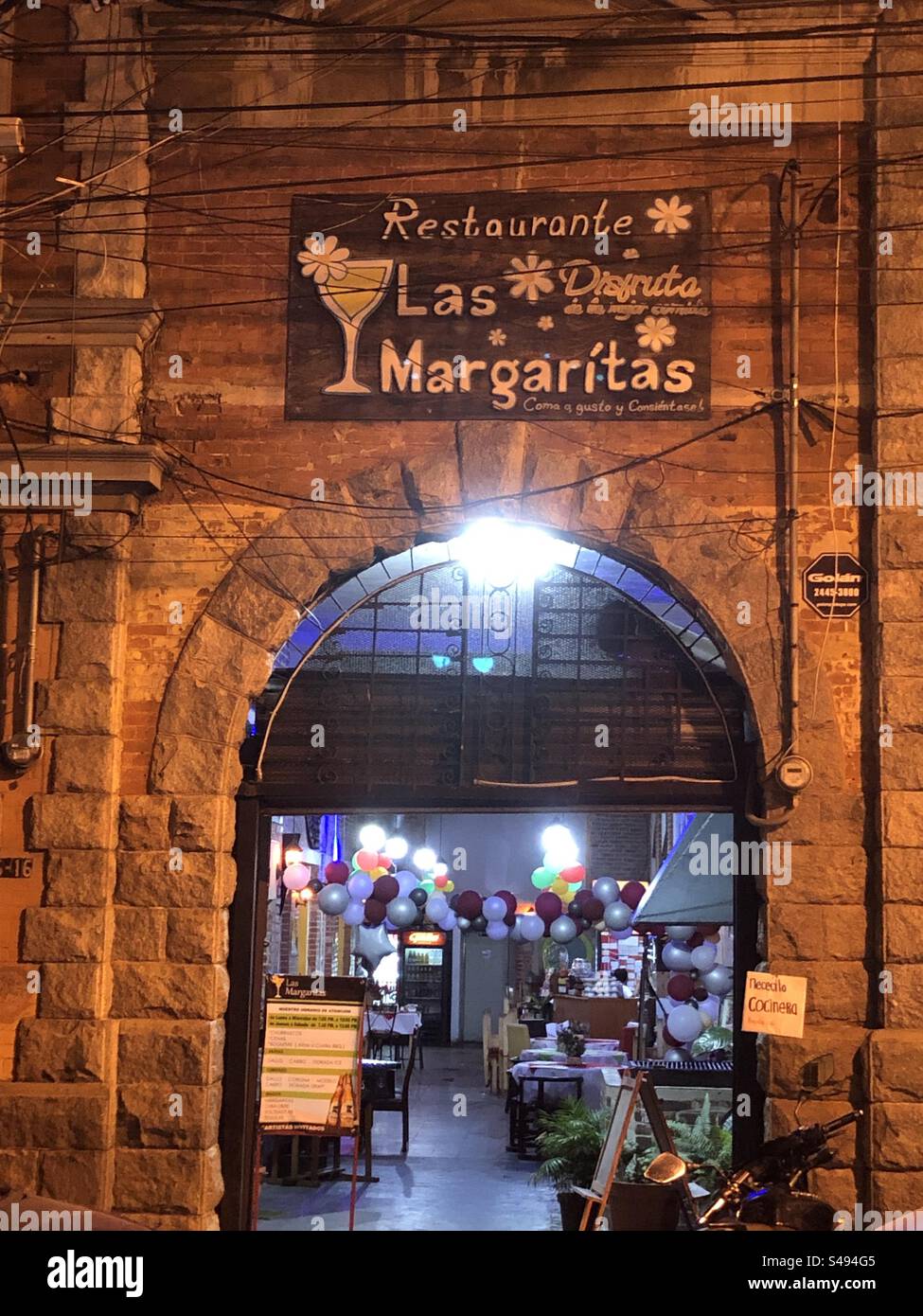 Restaurant außen in Guatemala City bei Nacht. Stockfoto