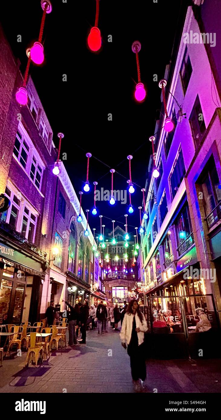 Die Carnaby Street war das Nervenzentrum der musikalischen Revolution der 1960er Jahre, einer Zeit, als die Jugendkultur explodierte und der britische Rock die Welt eroberte. Stockfoto