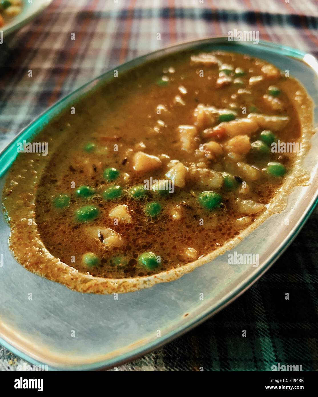 Scharfes Curry mit Erbsen und Kartoffeln Stockfoto