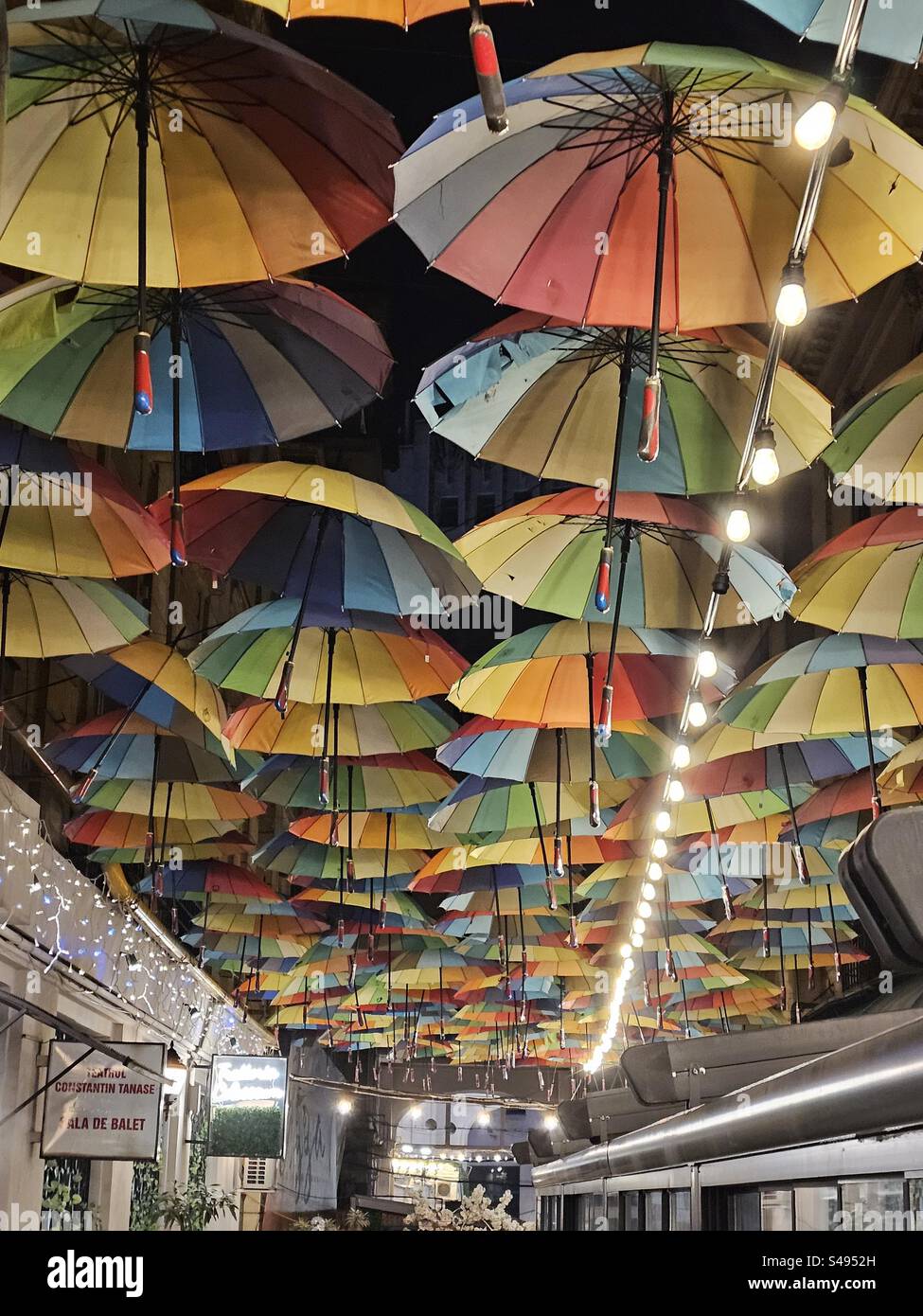 Farbenfrohe Dachschirme im Zentrum von Bukarest, Rumänien Stockfoto