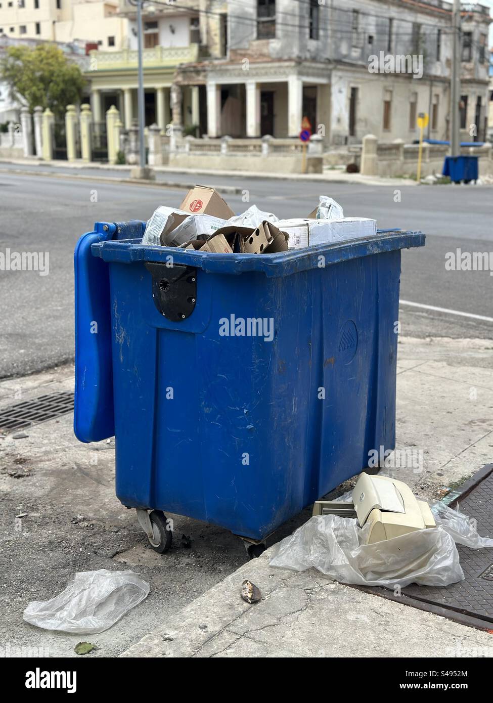 Übergelaufener Mülltonne in Havanna, Kuba - Smartphone-aufgenommenes Stockfoto