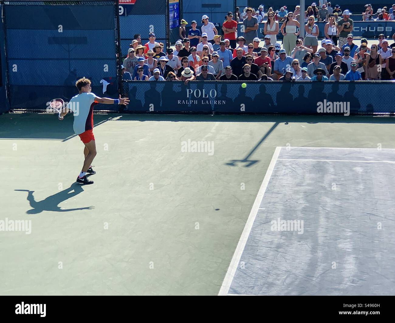 Ben Shelton ist bereit, den Tennisball während der Spiele mit N. Borges bei den US Open 2022 zu schlagen. Stockfoto