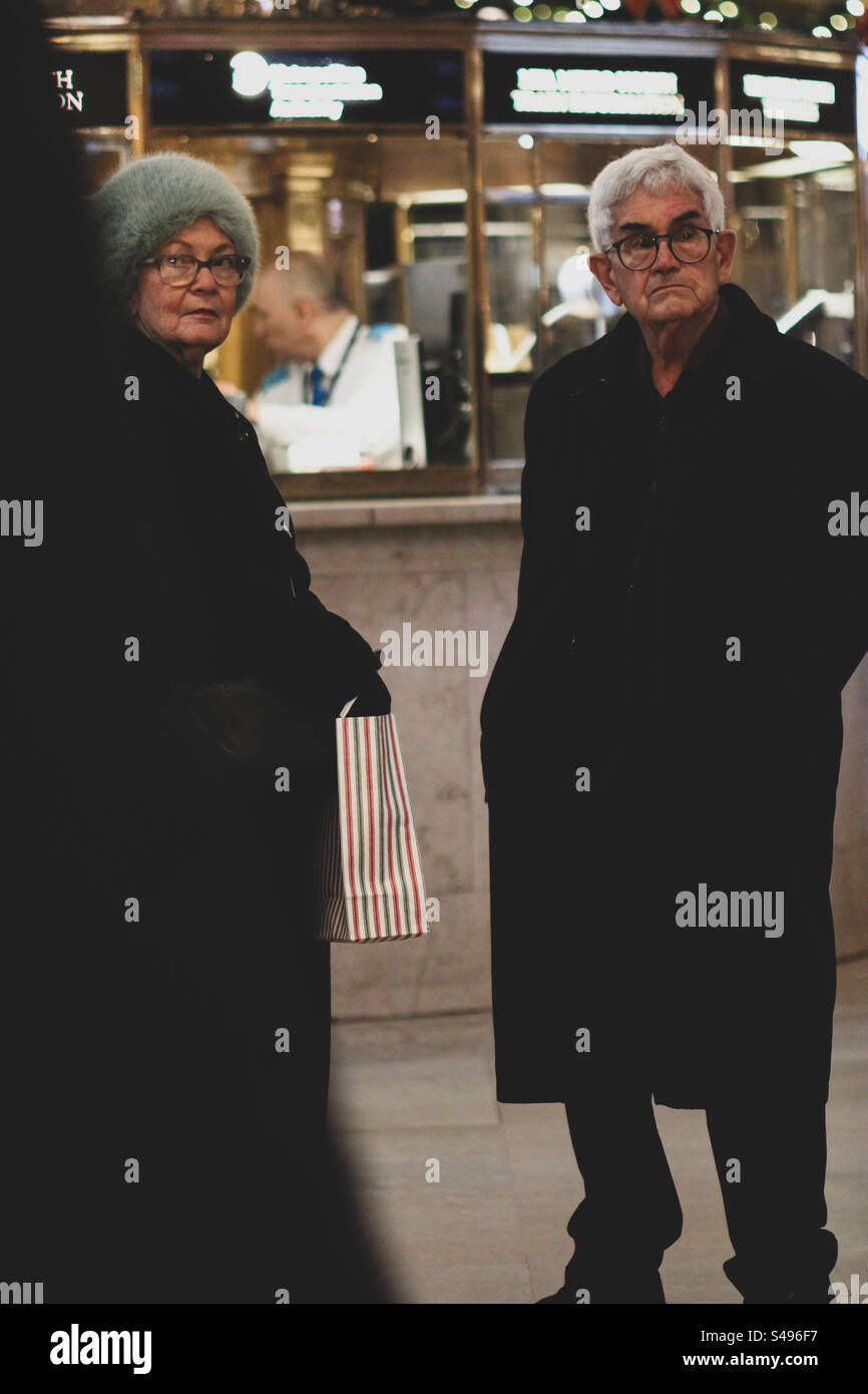 Ein älteres Paar, das in die Menschenmenge schaut Stockfoto