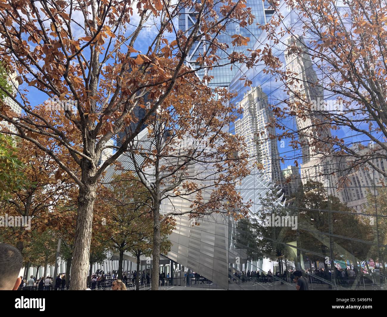 Reflexionen über ein Gebäude in der Nähe des World Trade Center in New York - Smartphone-aufgenommenes Stockfoto
