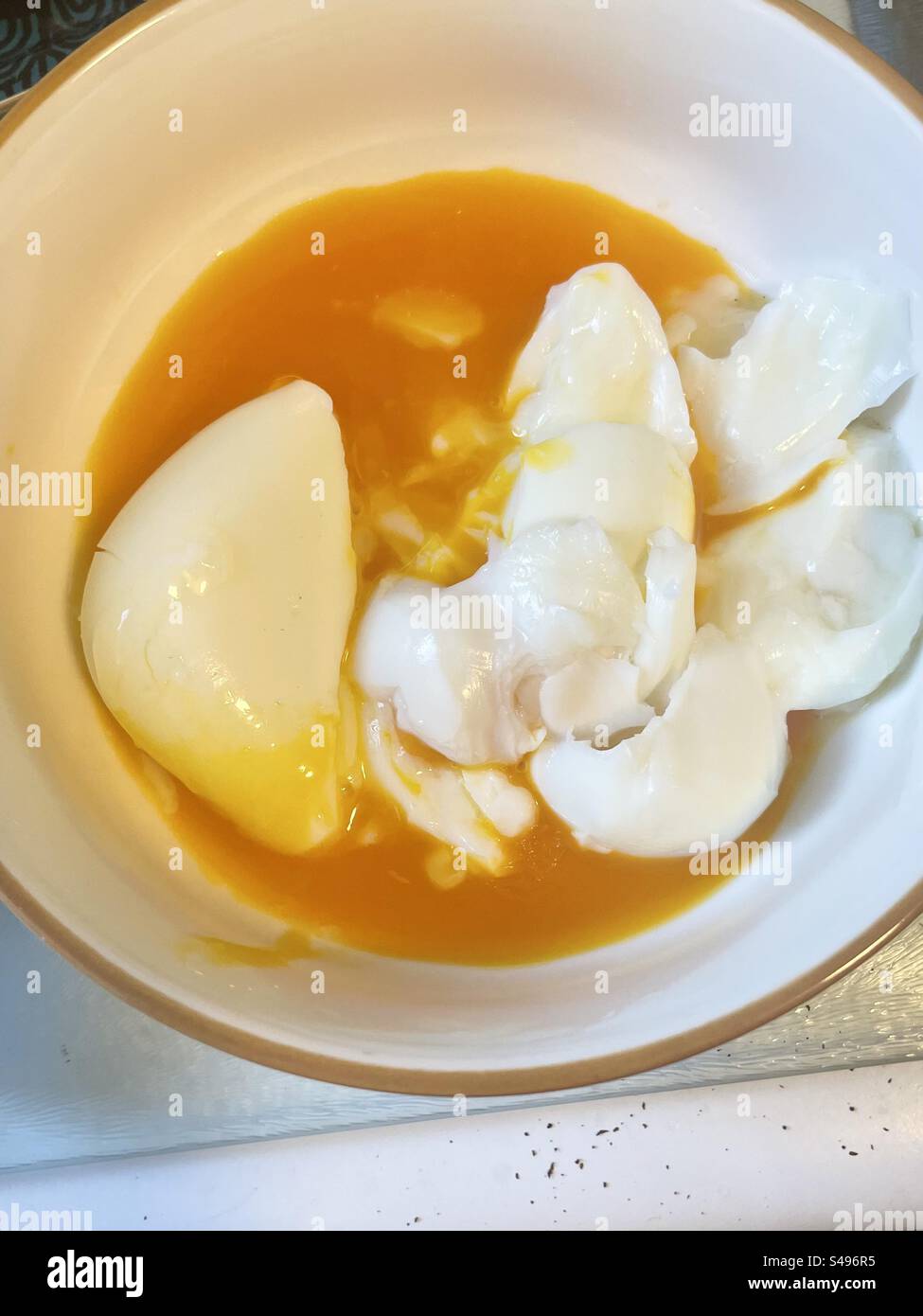 Weich gekochte Eier mit reichlich gefärbtem Eigelb Stockfoto
