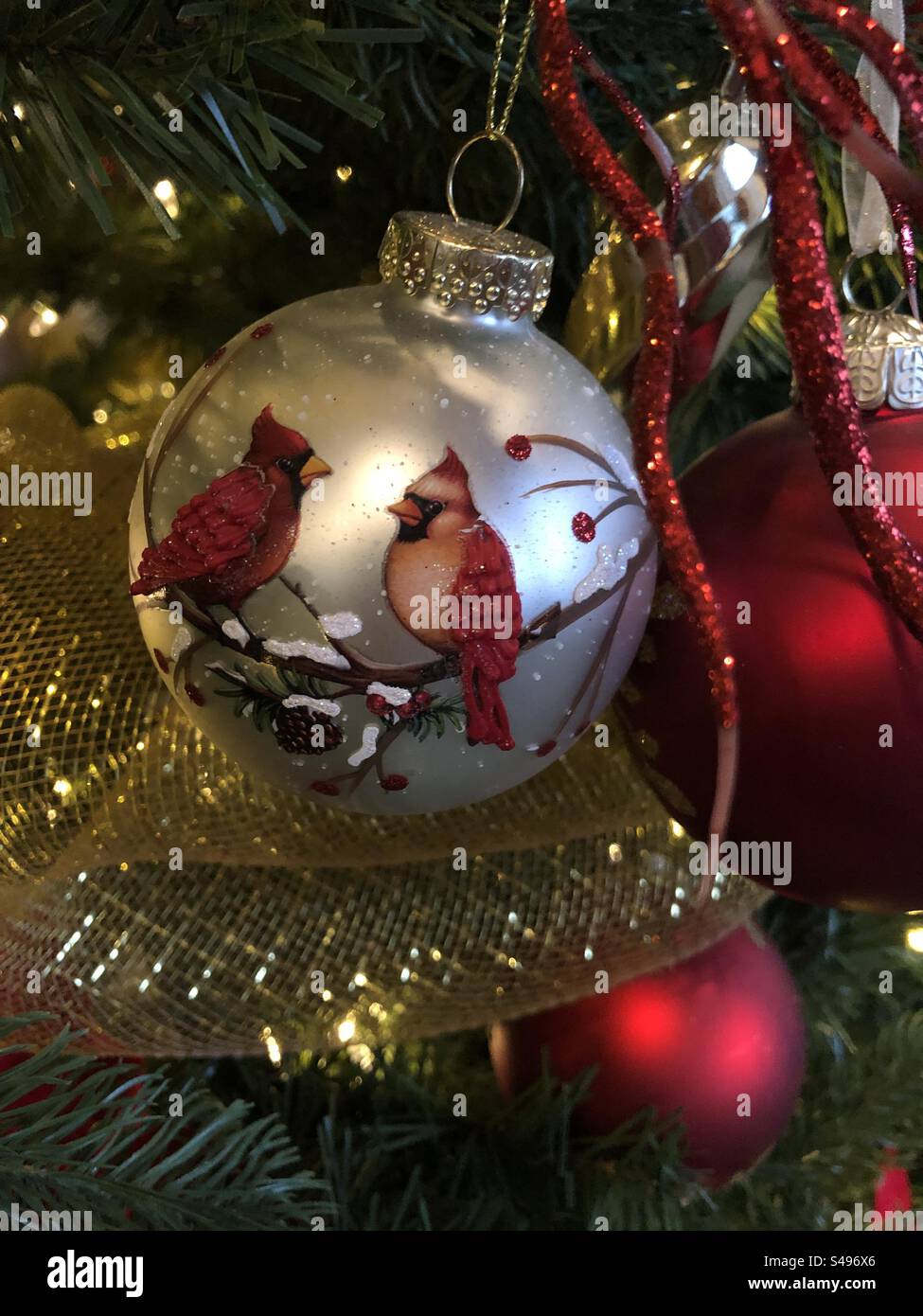 Weihnachtsschmuck hängt an einem Baum. Stockfoto