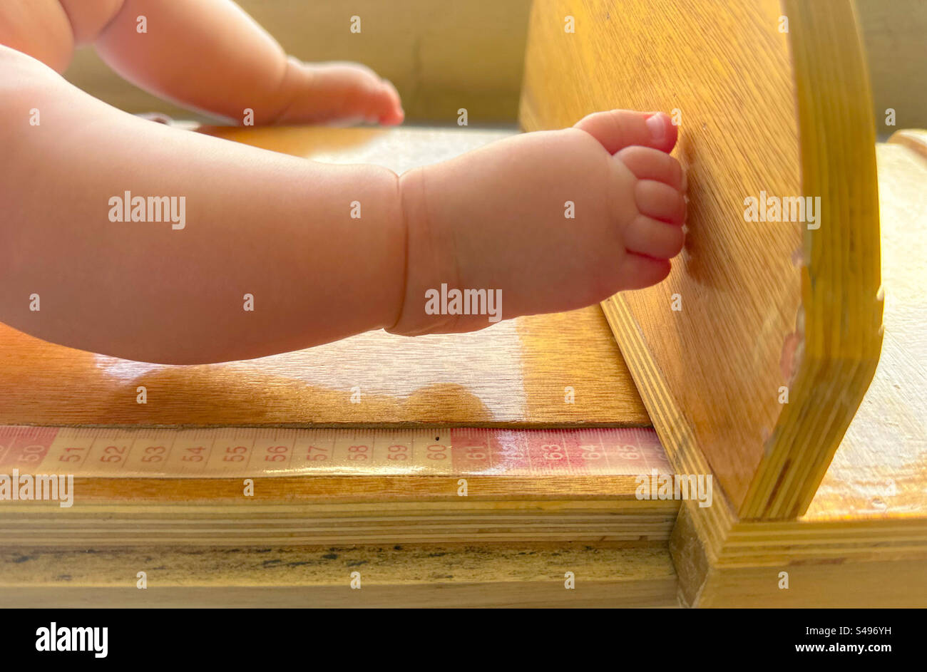 Messung der Babygröße. Babywachstum - Smartphone-aufgenommenes Stockfoto