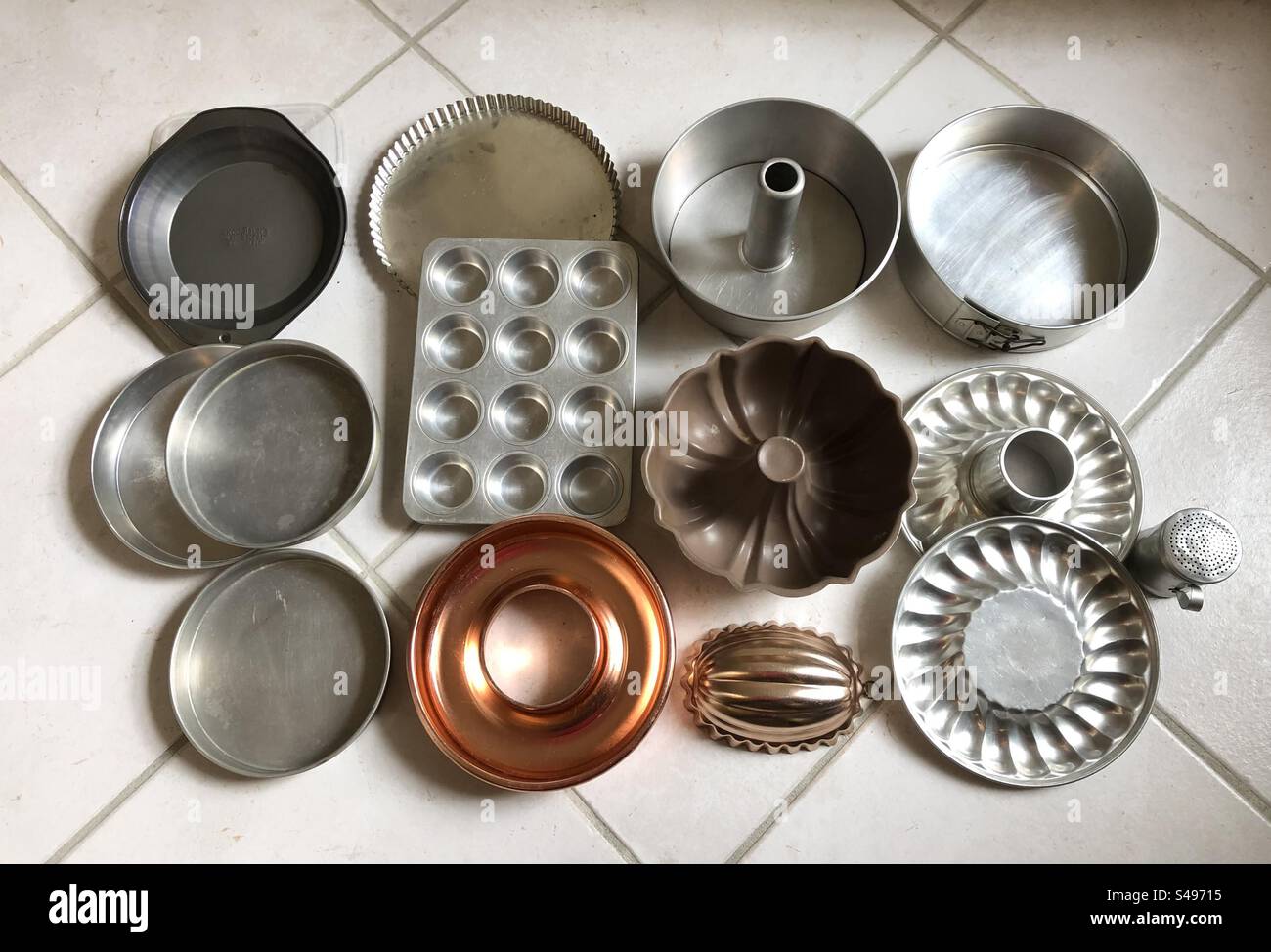 Anordnung von Metall- und Blechbackgeschirr für Kuchen, Kekse und Kuchen. Stockfoto