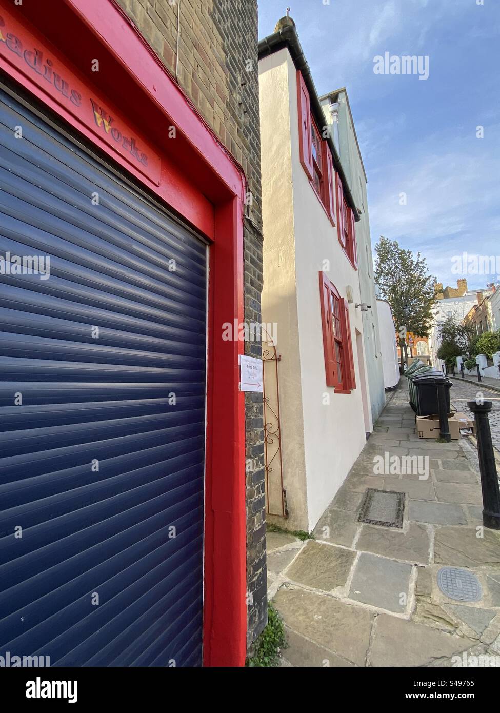 Rot gerahmte Garage in der Seitenstraße, hampstead, London, Großbritannien Stockfoto