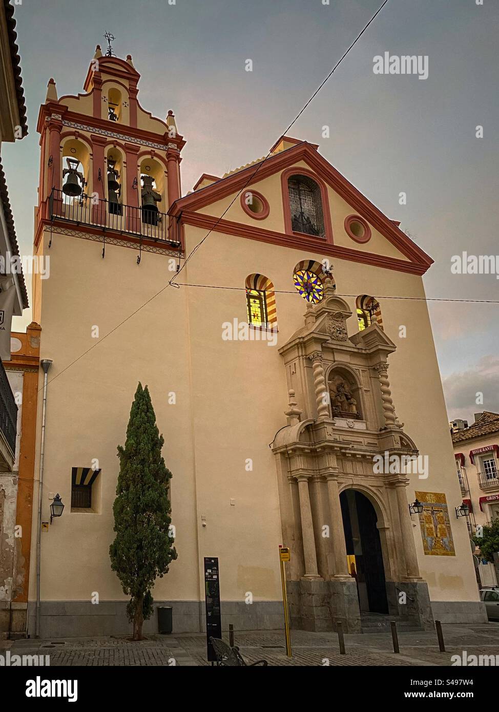 Kirche St. John am Abend auf dem Trinidad-Platz in Córdoba, Spanien. Stockfoto