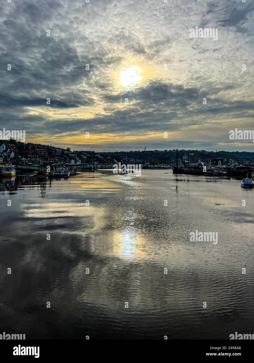 River Esk in Whitby bei Sonnenuntergang - Smartphone-aufgenommenes Stockfoto