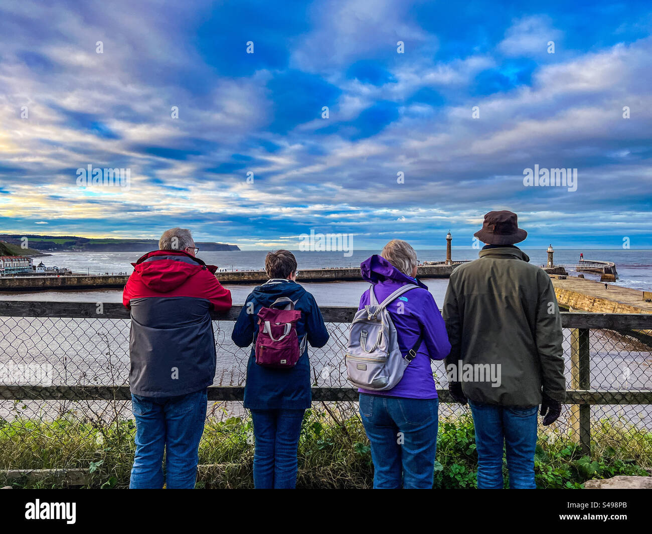 Blick auf Whitby Pier und die Nordsee Stockfoto