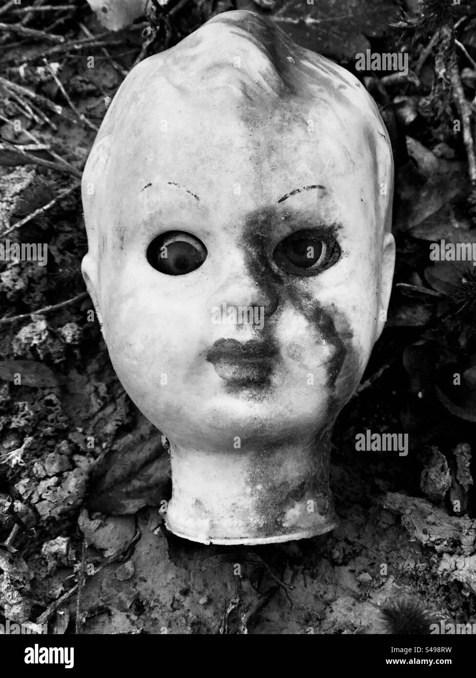 Der Puppenkopf verlassene alte Paranormale Stockfoto
