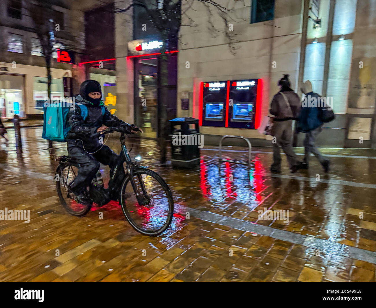 Deliveroo-Fahrer auf dem Fahrrad im Stadtzentrum von Leeds Stockfoto