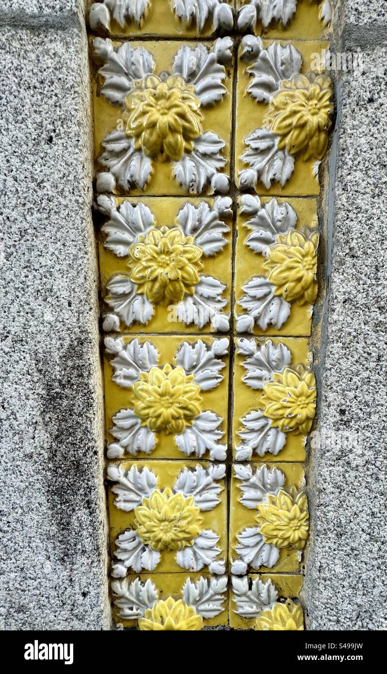 Gelbe Fliesen Portugal Stockfoto