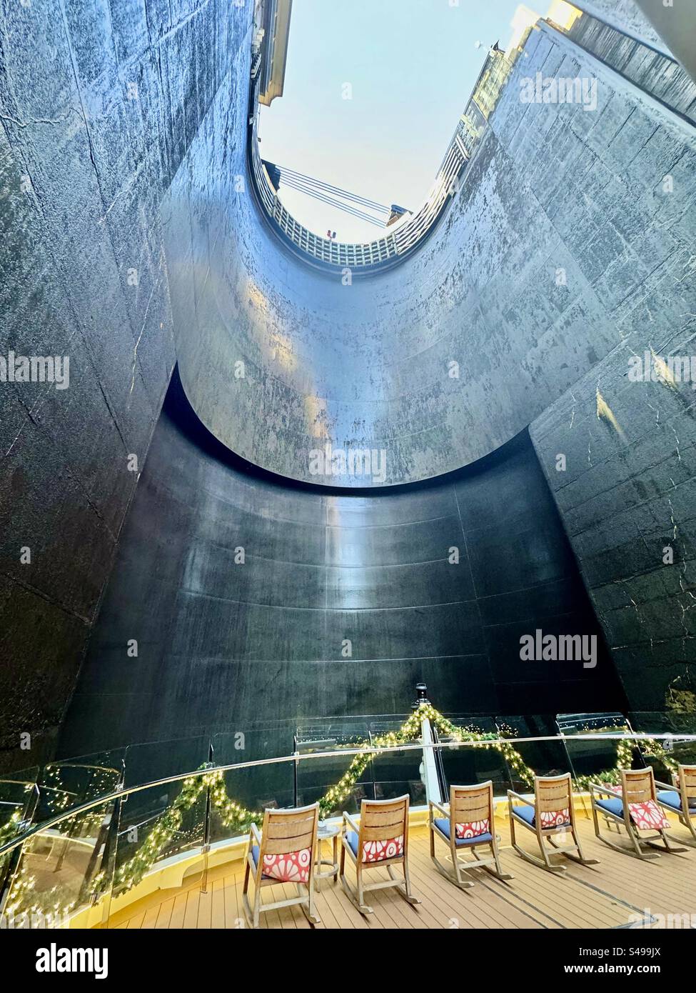 In einer Schleuse Douro River - Smartphone-aufgenommenes Stockfoto