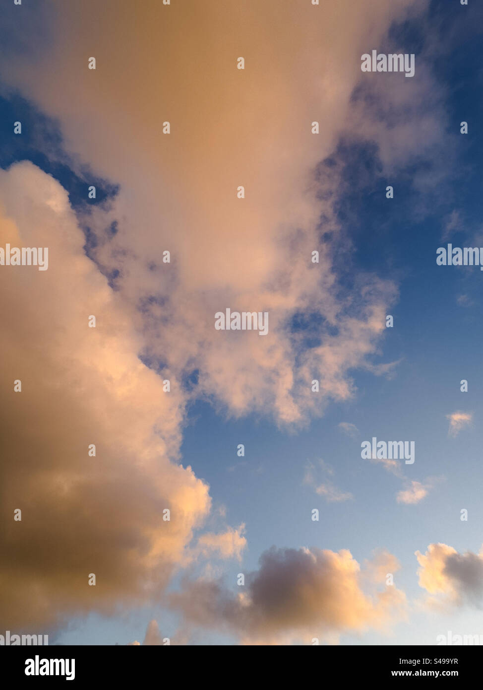 Blauer Himmel mit hellen Wolken bei Sonnenuntergang Stockfoto