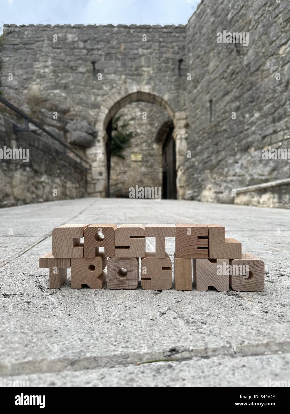 Haupteingang des mittelalterlichen Dorfes Castel Trosino mit Holzbuchstaben, Region Marken, Italien Stockfoto