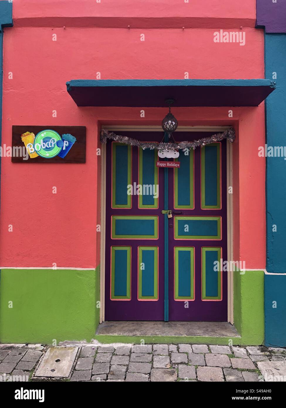 Farbenfrohe Fassade des Gebäudes in Flores, Guatemala. Stockfoto