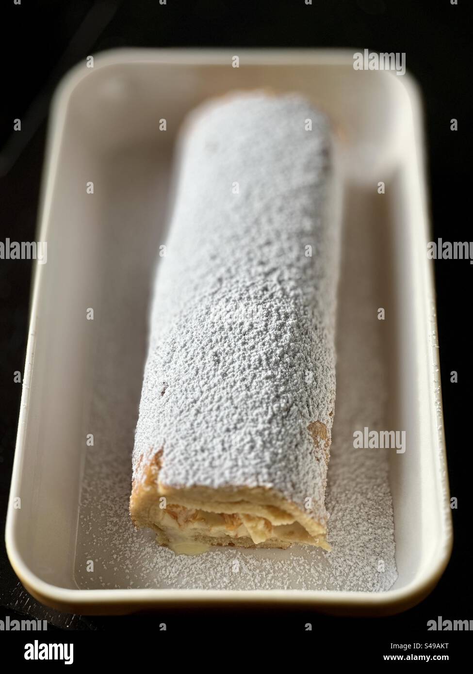 Bras de Vénus französischer Kuchen auf einem mit Puderzucker bestreuten Backblech. Stockfoto