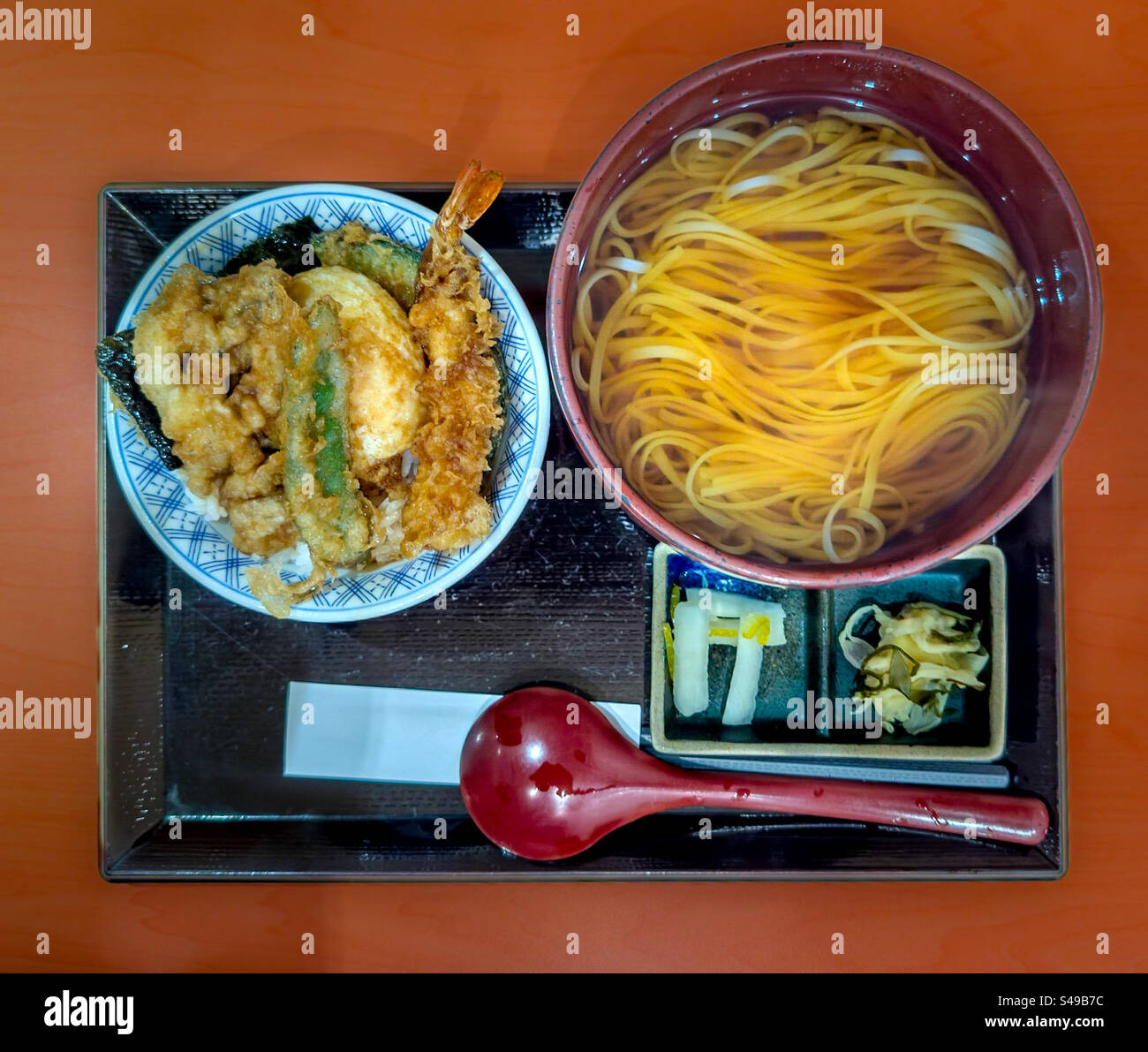 Soba-Nudeln mit Tempura-Schüssel in einem japanischen Restaurant Stockfoto