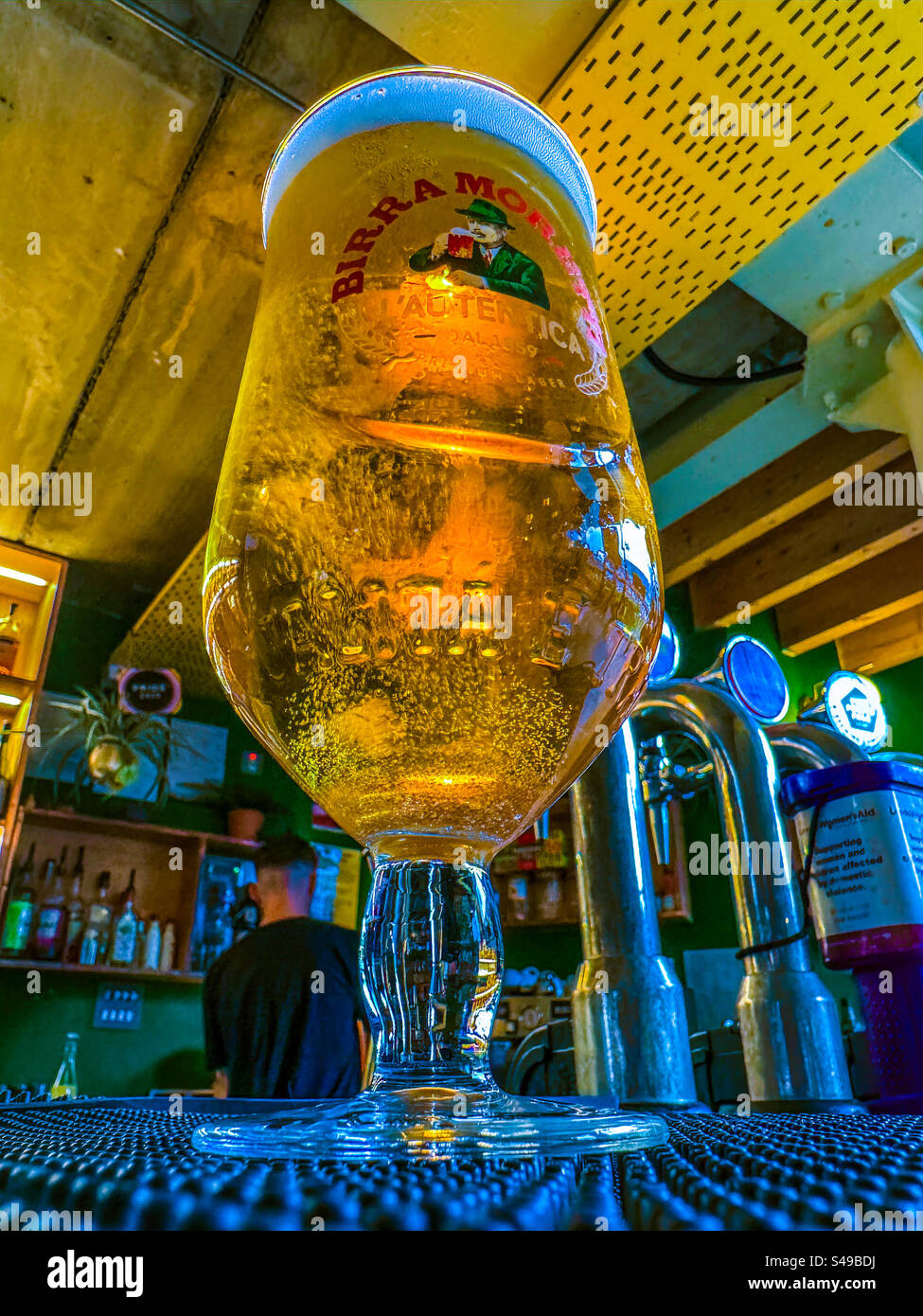 Erfrischendes Bier in der Bar Stockfoto