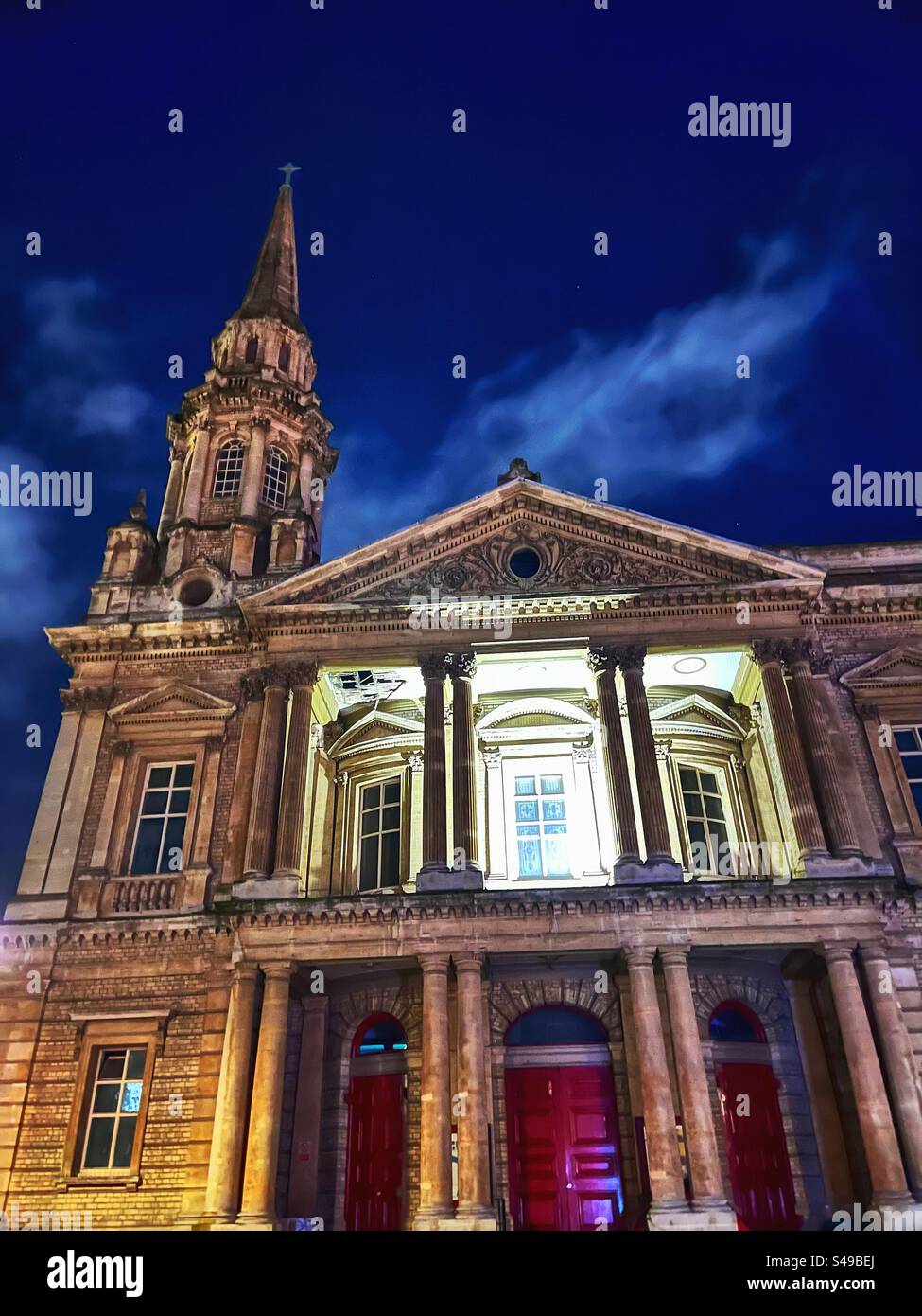 Die Methodist Church, Hinde Street, Marylebone, London ist ein klassisches Kirchendesign mit einigen englischen Barockelementen. Denkmalgeschütztes Gebäude des Grades II wegen Architektur und historischer Bedeutung. Bei Nacht gesehen Stockfoto